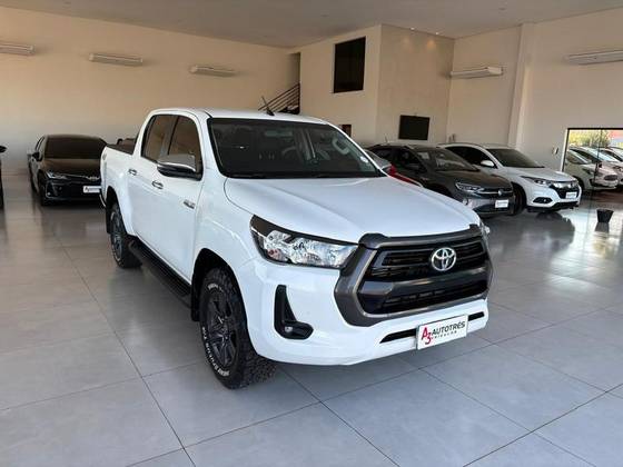 TOYOTA HILUX 2.8 D-4D TURBO DIESEL CD SR 4X4 AUTOMÁTICO TOYOTA HILUX 2.8 D-4D TURBO DIESEL CD SR 4X4 AUTOMÁTICO